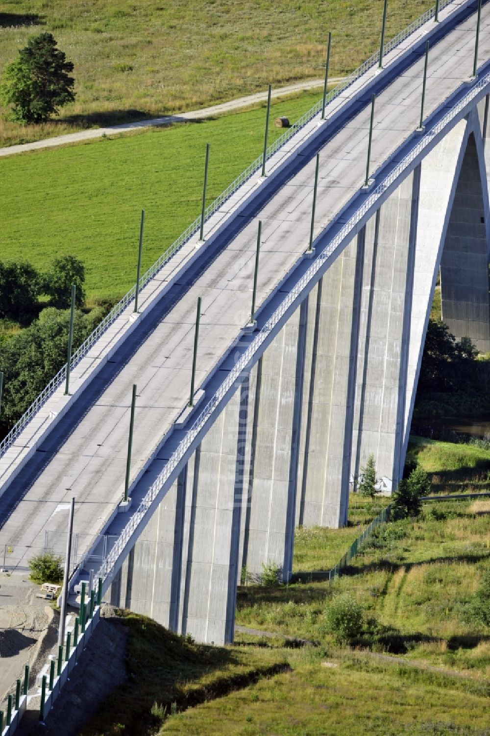 Wümbach von oben - Neubau des Betonviaduktes Wümbachtalbrücke ICE Strecke VDE im Bundesland Thüringen