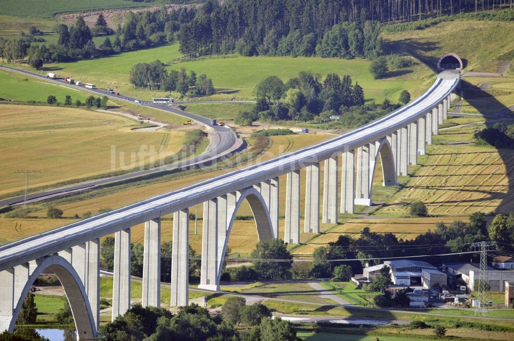 Wümbach von oben - Neubau des Betonviaduktes Wümbachtalbrücke ICE Strecke VDE im Bundesland Thüringen