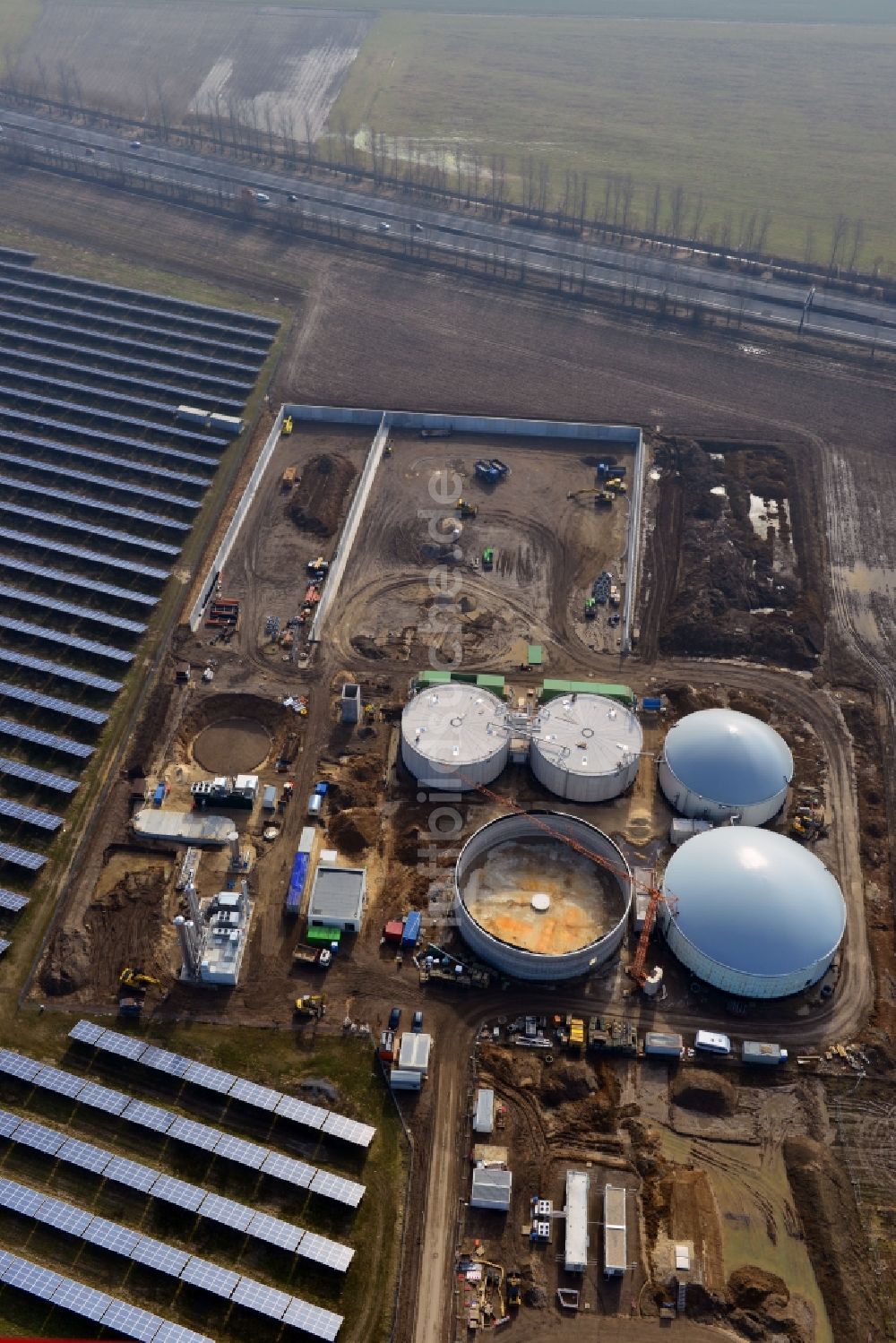 Luftbild Oberkrämer - Neubau einer Biogas - Anlage am Solarpark am Veltener Weg in Oberkrämer im Bundesland Brandenburg