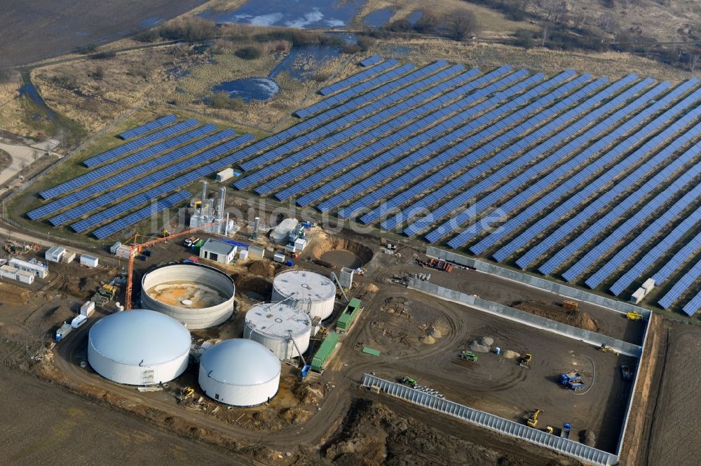 Luftaufnahme Oberkrämer - Neubau einer Biogas - Anlage am Solarpark am Veltener Weg in Oberkrämer im Bundesland Brandenburg