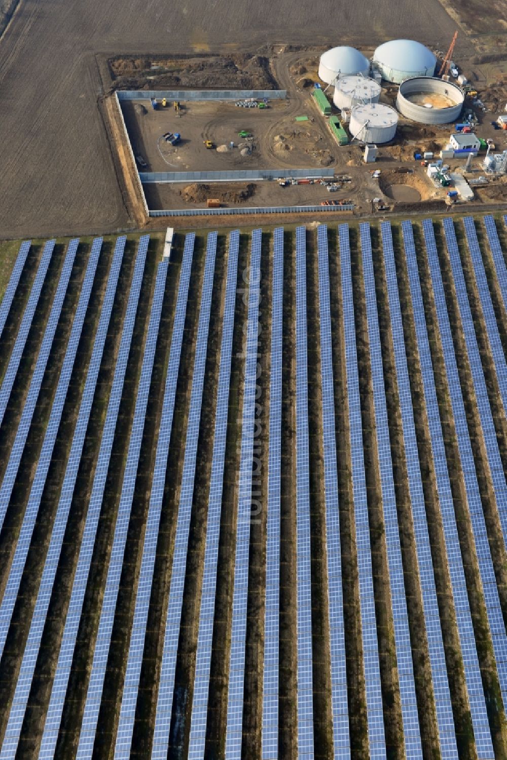 Oberkrämer aus der Vogelperspektive: Neubau einer Biogas - Anlage am Solarpark am Veltener Weg in Oberkrämer im Bundesland Brandenburg