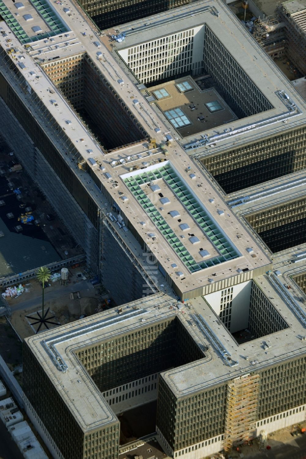 Luftbild Berlin - Neubau der BND-Zentrale in Berlin-Mitte an der Chausseestraße in der Hauptstadt