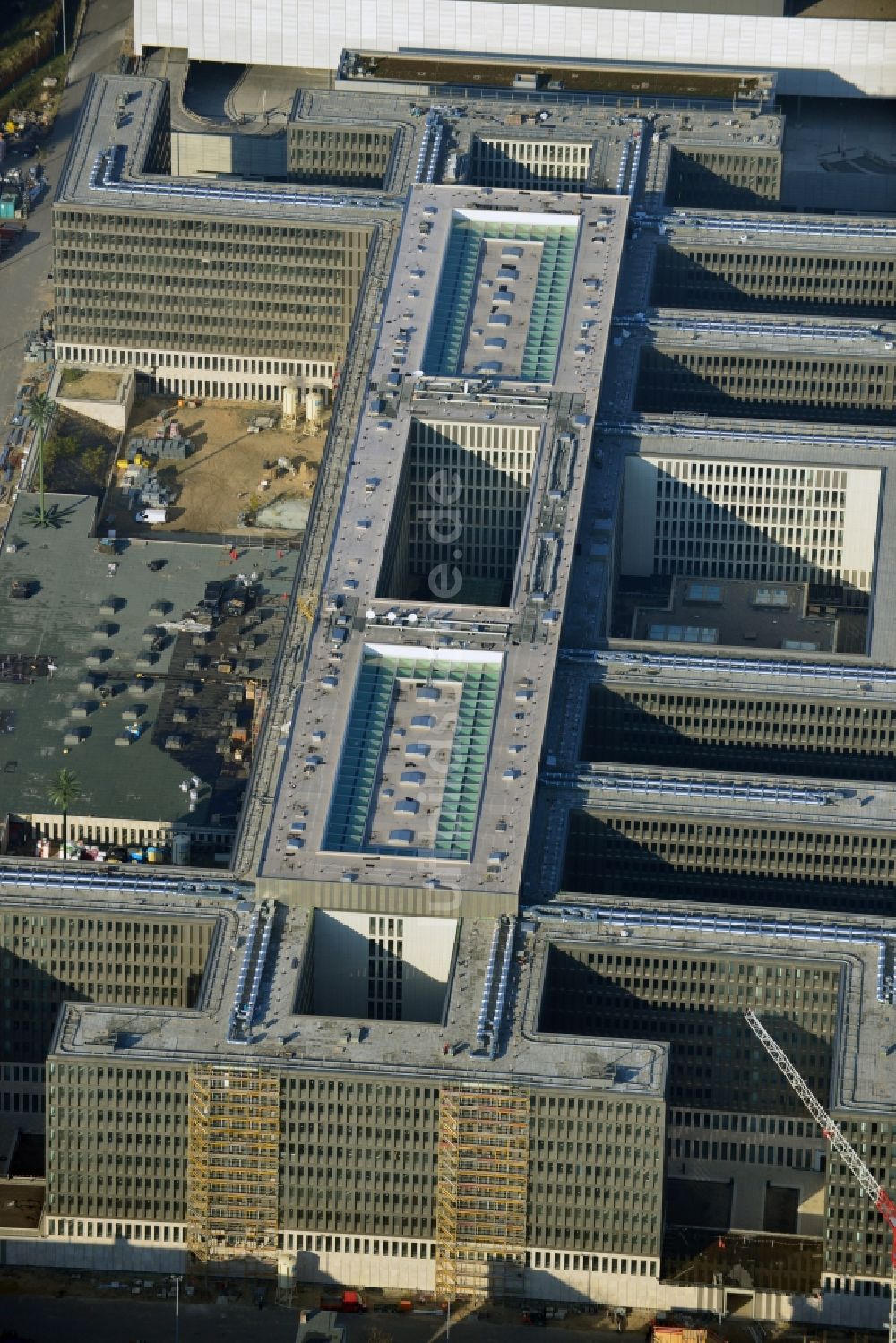 Luftbild Berlin - Neubau der BND-Zentrale in Berlin-Mitte an der Chausseestraße in der Hauptstadt Berlin