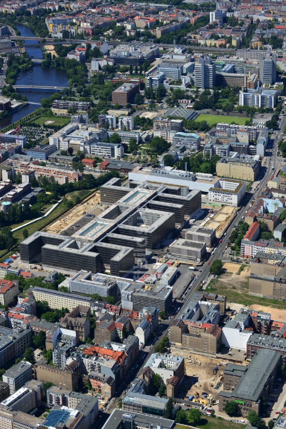 Berlin aus der Vogelperspektive: Neubau der BND-Zentrale in Berlin-Mitte an der Chausseestraße in der Hauptstadt Berlin