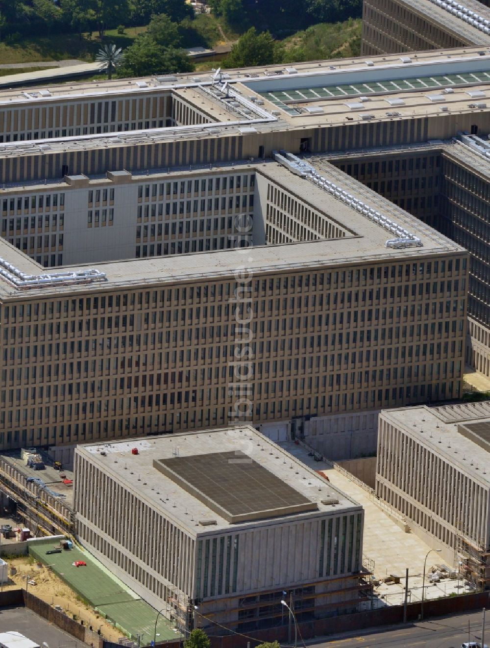 Berlin aus der Vogelperspektive: Neubau der BND-Zentrale in Berlin-Mitte an der Chausseestraße in der Hauptstadt Berlin