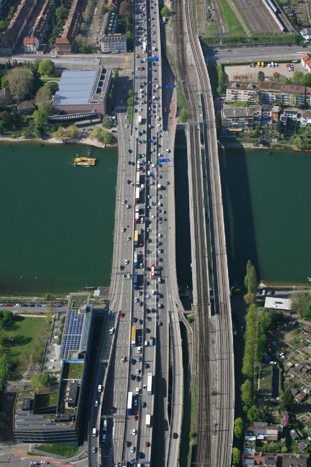 Luftaufnahme Basel - Neubau der Brückenkonstruktion für den vierspurigen Ausbau der Eisenbahn Alpentransversale NEAT in Basel, Schweiz. Parallel dazu läuft die Autobahntrasse der A3 Schwarzwaldbrücke über den Rhein