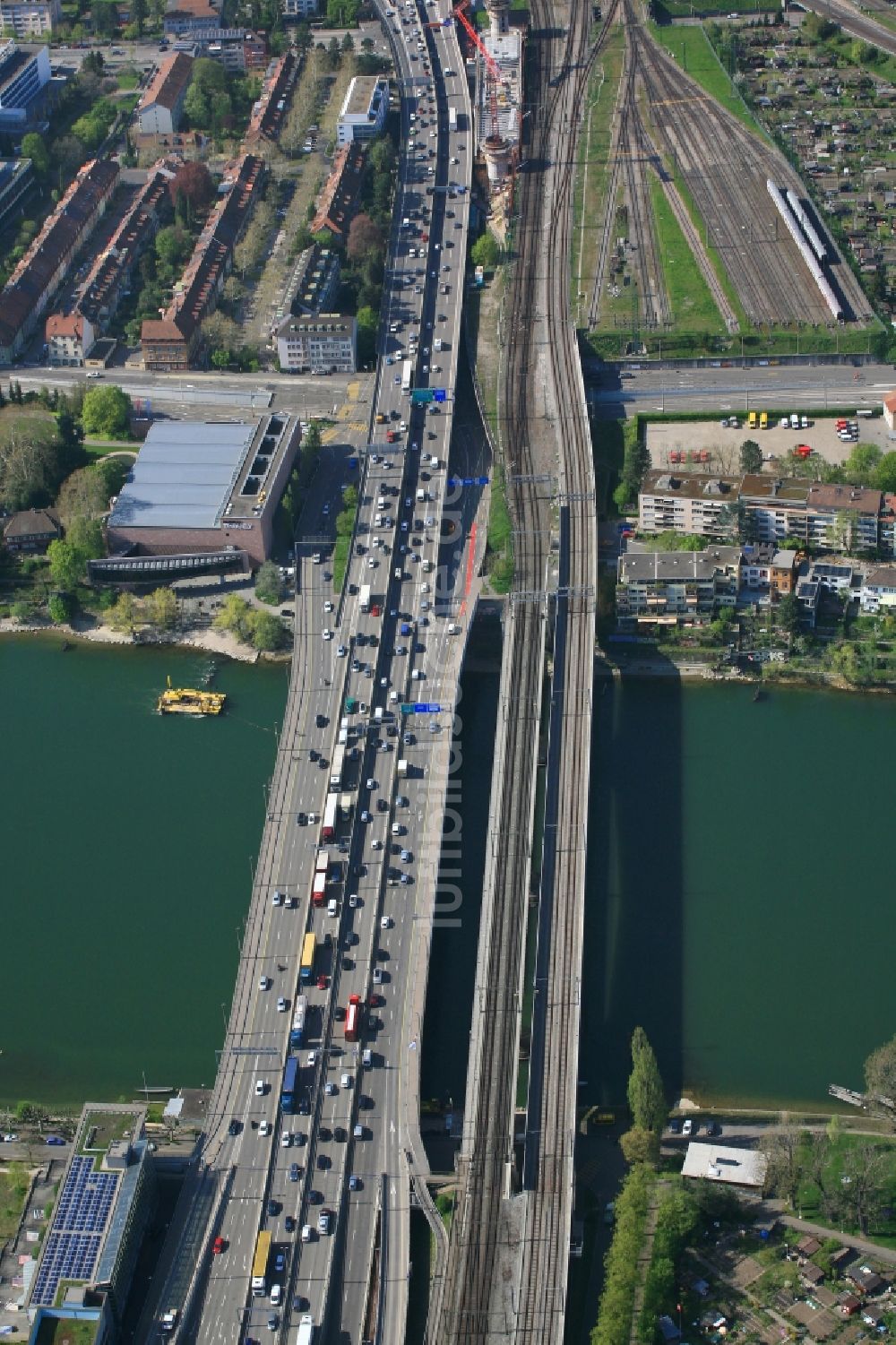 Basel von oben - Neubau der Brückenkonstruktion für den vierspurigen Ausbau der Eisenbahn Alpentransversale NEAT in Basel, Schweiz. Parallel dazu läuft die Autobahntrasse der A3 Schwarzwaldbrücke über den Rhein