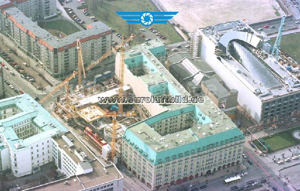 Berlin aus der Vogelperspektive: Neubau der britischen Botschaft hinter dem Hotel Adlon am Brandenburger Tor in Berlin - Mitte.