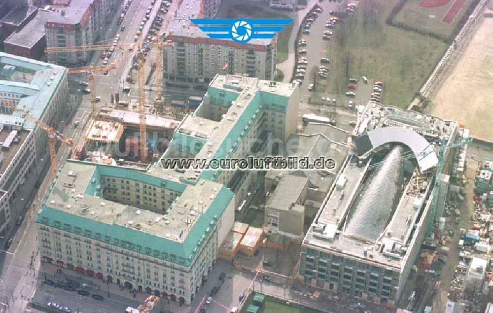 Luftbild Berlin - Neubau der britischen Botschaft hinter dem Hotel Adlon am Brandenburger Tor in Berlin - Mitte.