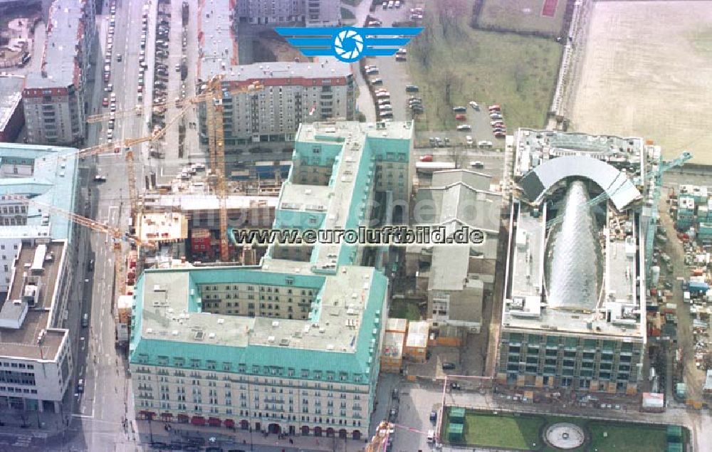 Luftaufnahme Berlin - Neubau der britischen Botschaft hinter dem Hotel Adlon am Brandenburger Tor in Berlin - Mitte.