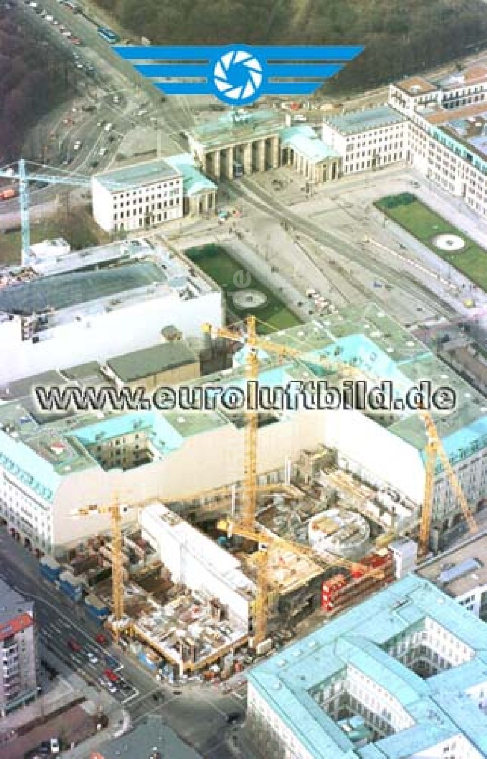 Berlin von oben - Neubau der britischen Botschaft hinter dem Hotel Adlon am Brandenburger Tor in Berlin - Mitte.