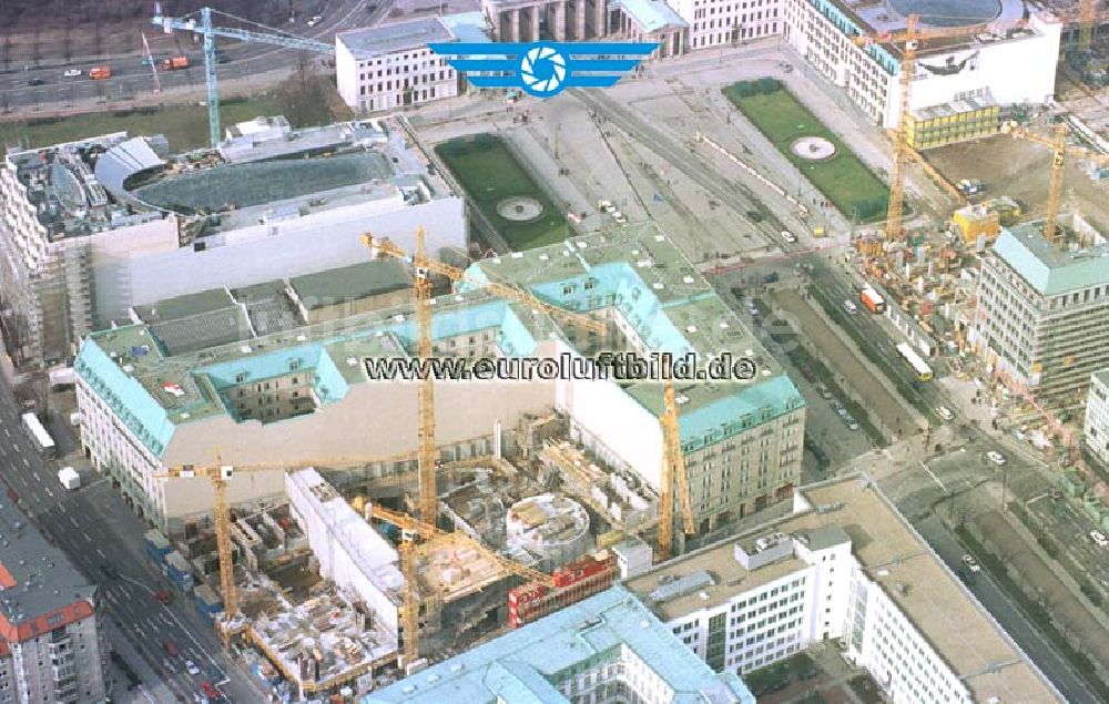 Berlin aus der Vogelperspektive: Neubau der britischen Botschaft hinter dem Hotel Adlon am Brandenburger Tor in Berlin - Mitte.