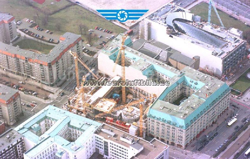 Berlin von oben - Neubau der britischen Botschaft hinter dem Hotel Adlon am Brandenburger Tor in Berlin - Mitte.