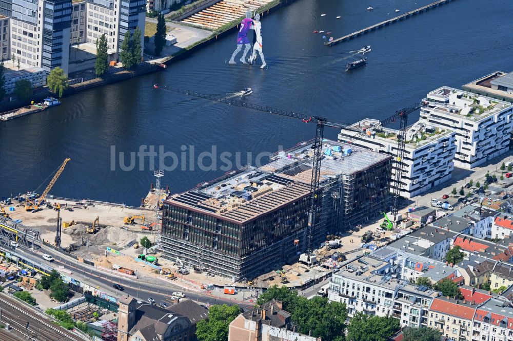Berlin aus der Vogelperspektive: Neubau eines Büro- und Geschaftshauses Dockyard Waterfront Offices in Berlin, Deutschland