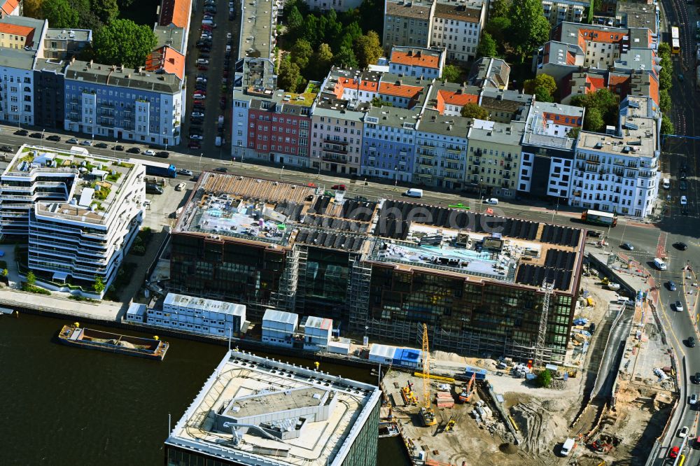 Berlin von oben - Neubau eines Büro- und Geschaftshauses Dockyard Waterfront Offices in Berlin, Deutschland