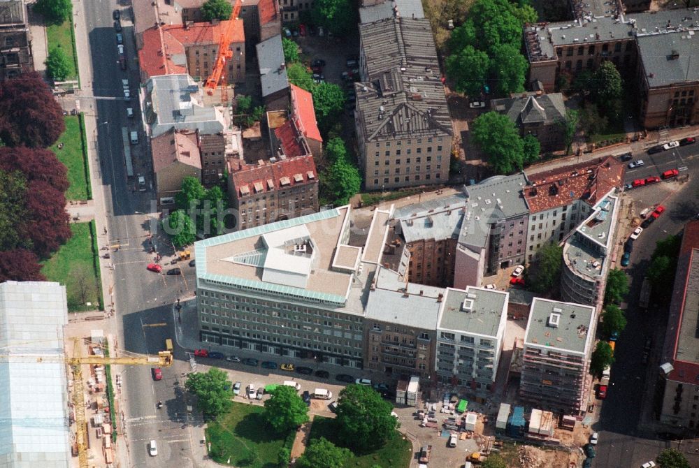 Berlin Mitte von oben - Neubau eines Büro- und Geschäfthauses durch die Bayerische Hausbau an der Invalidenstraße - Platz vor dem Neuen Tor in Berlin - Mitte