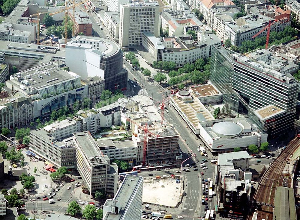 Luftbild Berlin- Charlottenburg - Neubau eines Büro- und Geschäftshaus nahe dem Kranzlereck in Charlottenburg. Datum: 30.06.2003