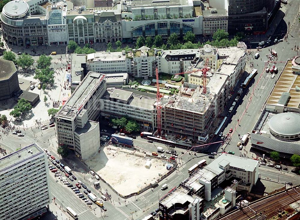 Luftaufnahme Berlin- Charlottenburg - Neubau eines Büro- und Geschäftshaus nahe dem Kranzlereck in Charlottenburg. Datum: 30.06.2003