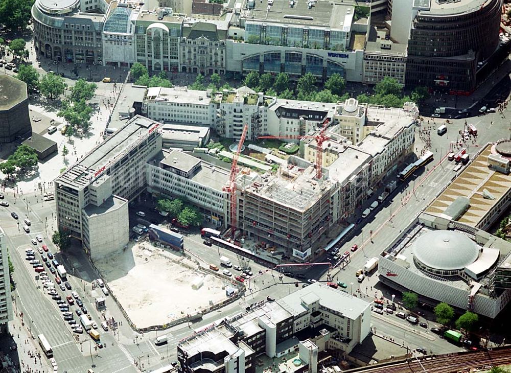 Berlin- Charlottenburg von oben - Neubau eines Büro- und Geschäftshaus nahe dem Kranzlereck in Charlottenburg. Datum: 30.06.2003