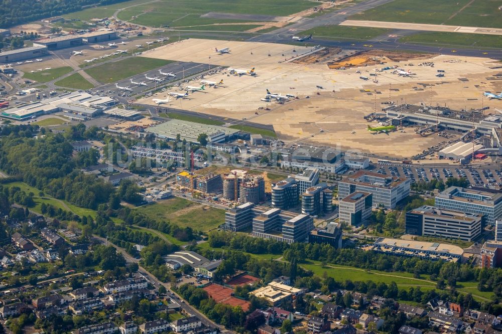 Düsseldorf aus der Vogelperspektive: Neubau eines Büro- und Geschäftshauses Airport Office Six im Ortsteil Lohausen in Düsseldorf im Bundesland Nordrhein-Westfalen, Deutschland