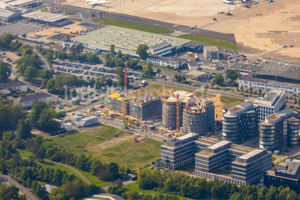 Luftbild Düsseldorf - Neubau eines Büro- und Geschäftshauses Airport Office Six im Ortsteil Lohausen in Düsseldorf im Bundesland Nordrhein-Westfalen, Deutschland