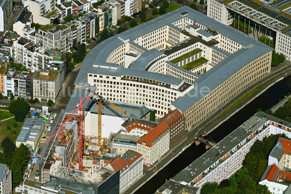 Berlin aus der Vogelperspektive: Neubau eines Büro- und Geschäftshauses des Auswärtigen Amtes im Ortsteil Mitte in Berlin, Deutschland