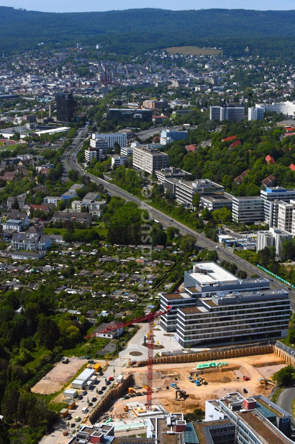 Luftaufnahme Wiesbaden - Neubau eines Büro- und Geschäftshauses AXA Abraham Lincoln Park Wiesbaden in Wiesbaden im Bundesland Hessen, Deutschland