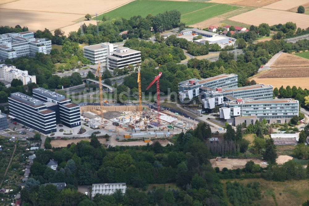 Luftaufnahme Wiesbaden - Neubau eines Büro- und Geschäftshauses AXA Abraham Lincoln Park Wiesbaden in Wiesbaden im Bundesland Hessen, Deutschland