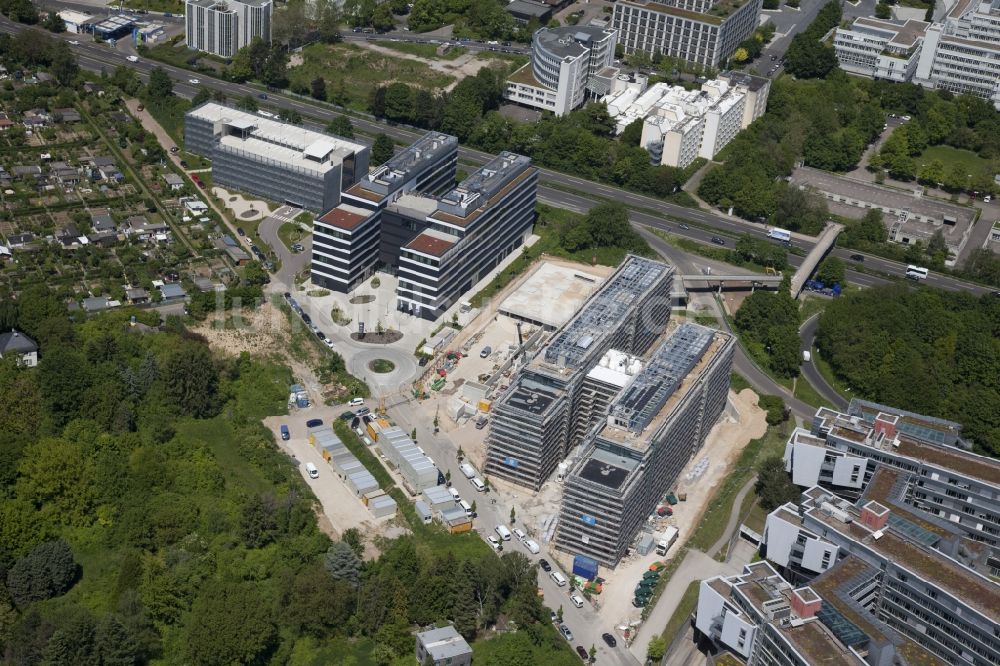 Wiesbaden von oben - Neubau eines Büro- und Geschäftshauses AXA Abraham Lincoln Park Wiesbaden in Wiesbaden im Bundesland Hessen, Deutschland