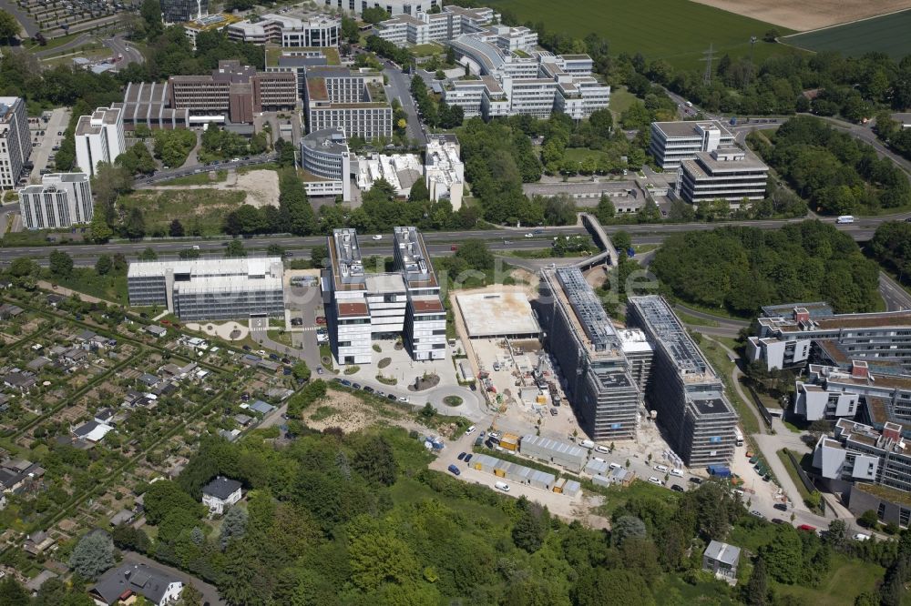 Wiesbaden von oben - Neubau eines Büro- und Geschäftshauses AXA Abraham Lincoln Park Wiesbaden in Wiesbaden im Bundesland Hessen, Deutschland