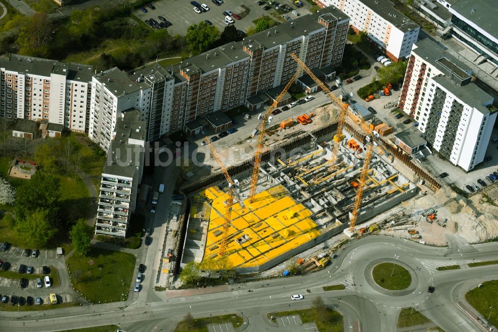 Rostock aus der Vogelperspektive: Neubau eines Büro- und Geschäftshauses am Bahnhofsvorplatz im Ortsteil Südstadt in Rostock im Bundesland Mecklenburg-Vorpommern, Deutschland