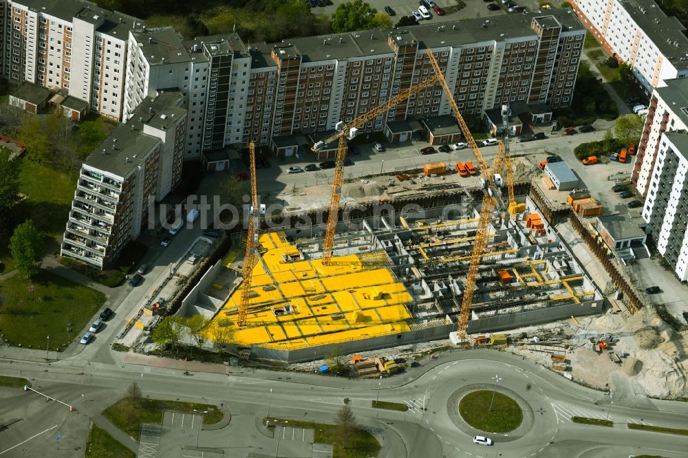 Luftbild Rostock - Neubau eines Büro- und Geschäftshauses am Bahnhofsvorplatz im Ortsteil Südstadt in Rostock im Bundesland Mecklenburg-Vorpommern, Deutschland