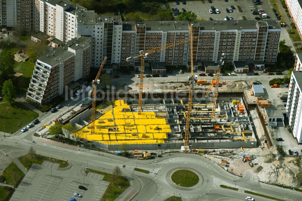 Luftaufnahme Rostock - Neubau eines Büro- und Geschäftshauses am Bahnhofsvorplatz im Ortsteil Südstadt in Rostock im Bundesland Mecklenburg-Vorpommern, Deutschland