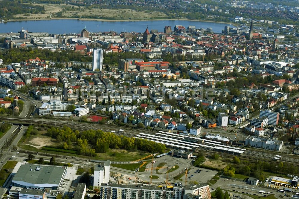 Rostock aus der Vogelperspektive: Neubau eines Büro- und Geschäftshauses am Bahnhofsvorplatz im Ortsteil Südstadt in Rostock im Bundesland Mecklenburg-Vorpommern, Deutschland