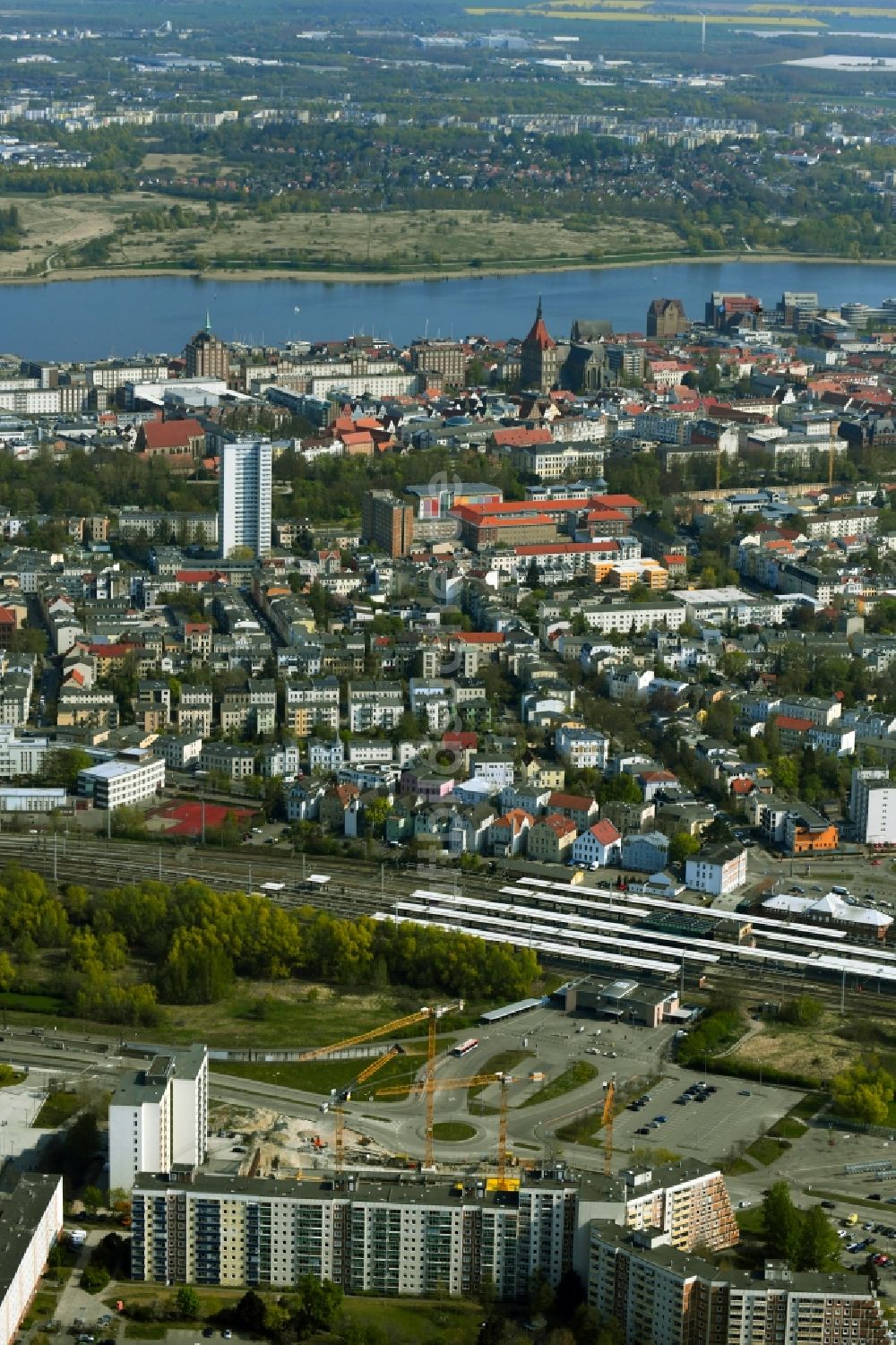 Luftbild Rostock - Neubau eines Büro- und Geschäftshauses am Bahnhofsvorplatz im Ortsteil Südstadt in Rostock im Bundesland Mecklenburg-Vorpommern, Deutschland