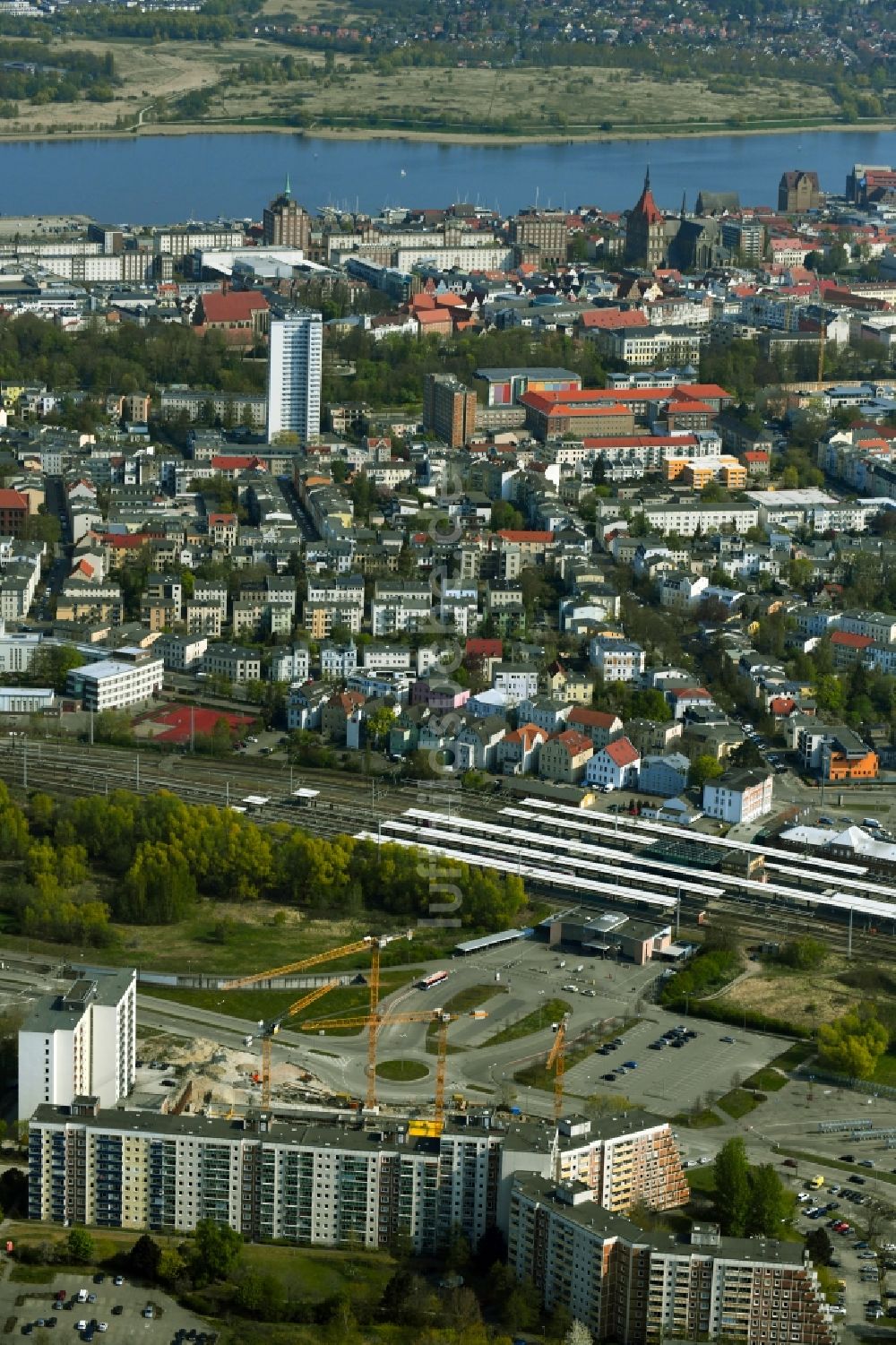 Luftaufnahme Rostock - Neubau eines Büro- und Geschäftshauses am Bahnhofsvorplatz im Ortsteil Südstadt in Rostock im Bundesland Mecklenburg-Vorpommern, Deutschland