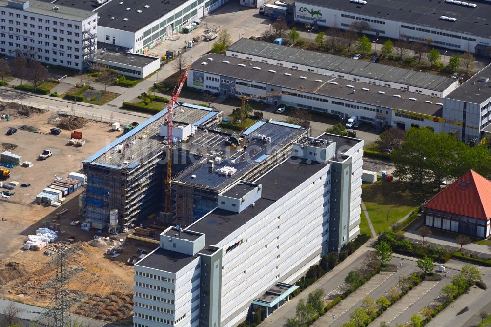 Berlin aus der Vogelperspektive: Neubau eines Büro- und Geschäftshauses an der Beilsteiner Straße im Ortsteil Marzahn in Berlin, Deutschland