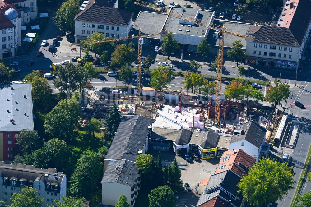 Berlin aus der Vogelperspektive: Neubau eines Büro- und Geschäftshauses Berclay im Ortsteil Zehlendorf in Berlin, Deutschland