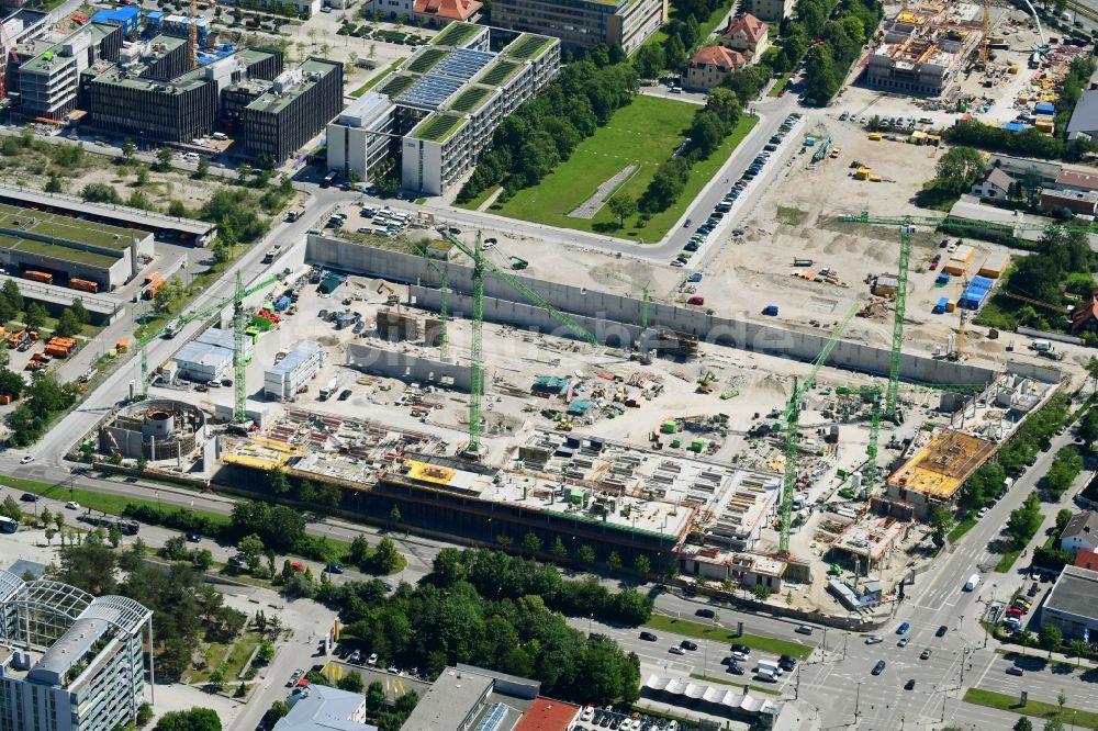 Luftbild München - Neubau eines Büro- und Geschäftshauses und Betriebshofes Hybrid.M im Ortsteil Moosach in München im Bundesland Bayern, Deutschland