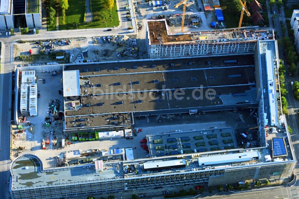 Luftaufnahme München - Neubau eines Büro- und Geschäftshauses und Betriebshofes Hybrid.M im Ortsteil Moosach in München im Bundesland Bayern, Deutschland