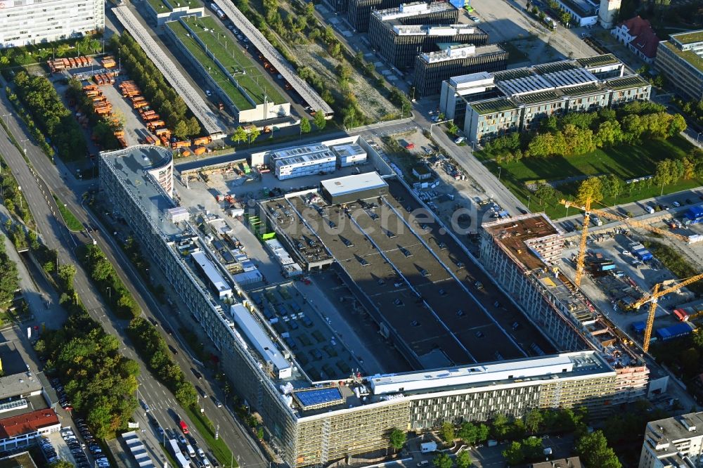 Luftbild München - Neubau eines Büro- und Geschäftshauses und Betriebshofes Hybrid.M im Ortsteil Moosach in München im Bundesland Bayern, Deutschland