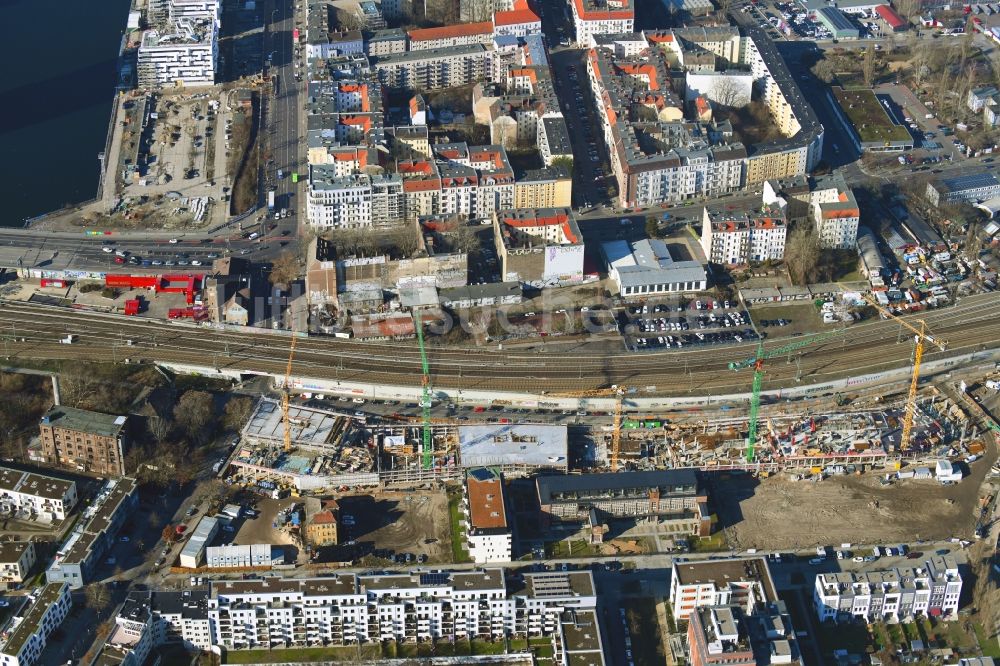 Luftaufnahme Berlin - Neubau eines Büro- und Geschäftshauses B:HUB an der Kynaststraße - Alt-Stralau in Berlin, Deutschland