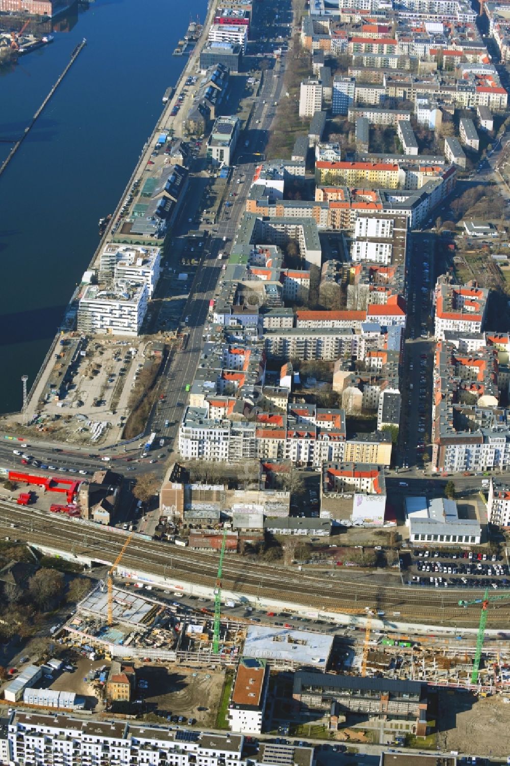 Berlin von oben - Neubau eines Büro- und Geschäftshauses B:HUB an der Kynaststraße - Alt-Stralau in Berlin, Deutschland