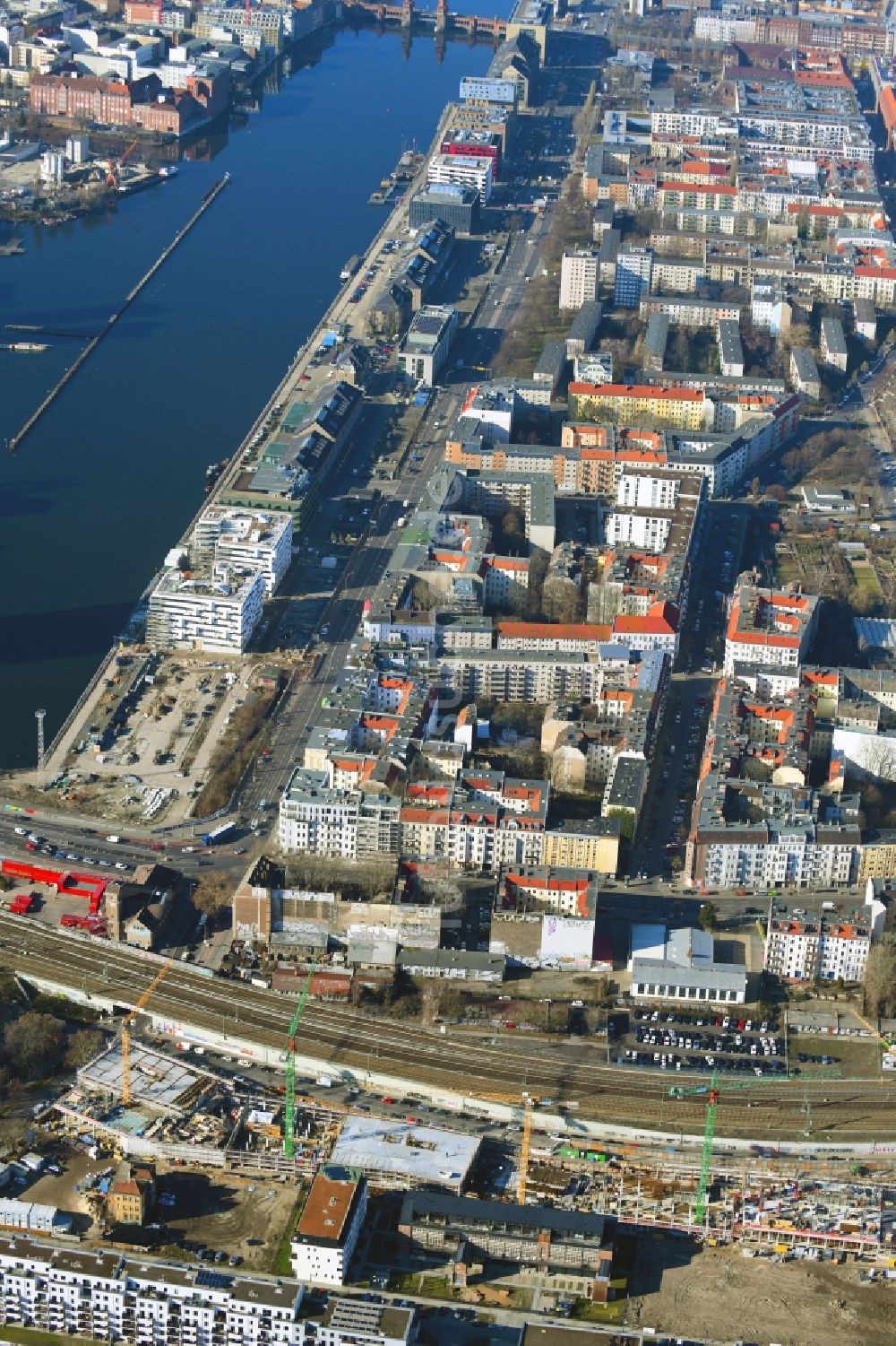 Berlin aus der Vogelperspektive: Neubau eines Büro- und Geschäftshauses B:HUB an der Kynaststraße - Alt-Stralau in Berlin, Deutschland