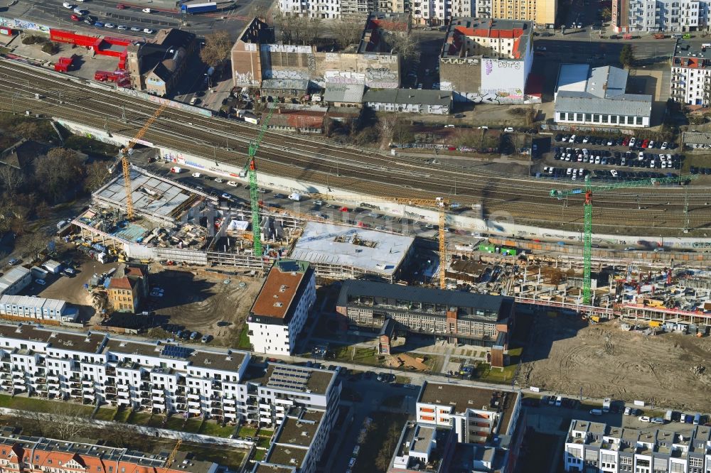 Luftbild Berlin - Neubau eines Büro- und Geschäftshauses B:HUB an der Kynaststraße - Alt-Stralau in Berlin, Deutschland