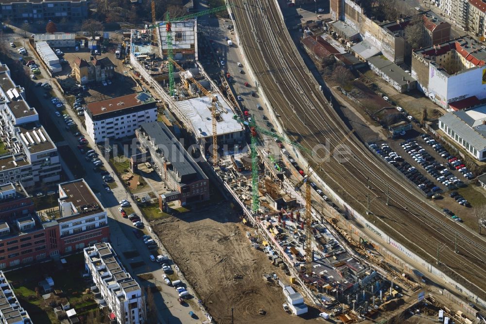 Luftbild Berlin - Neubau eines Büro- und Geschäftshauses B:HUB an der Kynaststraße - Alt-Stralau in Berlin, Deutschland