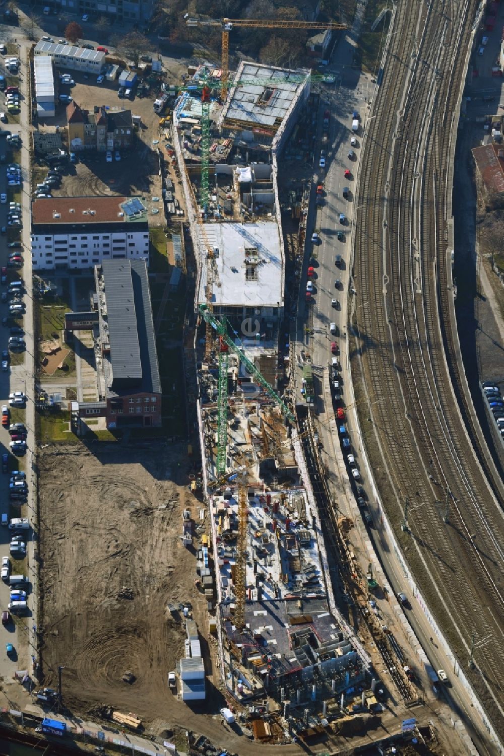 Berlin von oben - Neubau eines Büro- und Geschäftshauses B:HUB an der Kynaststraße - Alt-Stralau in Berlin, Deutschland