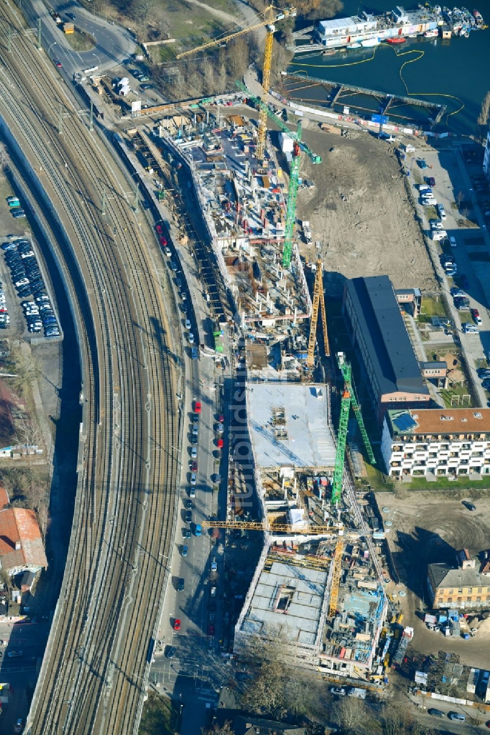 Berlin von oben - Neubau eines Büro- und Geschäftshauses B:HUB an der Kynaststraße - Alt-Stralau in Berlin, Deutschland