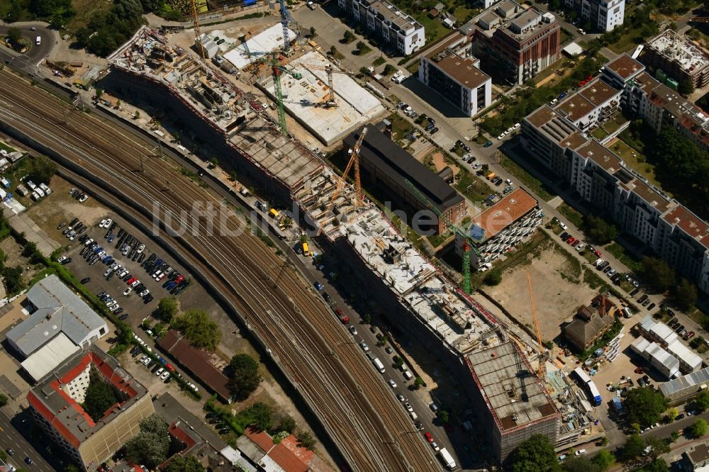 Berlin von oben - Neubau eines Büro- und Geschäftshauses B:HUB an der Kynaststraße - Alt-Stralau in Berlin, Deutschland