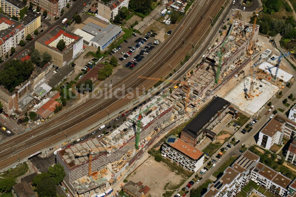 Berlin aus der Vogelperspektive: Neubau eines Büro- und Geschäftshauses B:HUB an der Kynaststraße - Alt-Stralau in Berlin, Deutschland